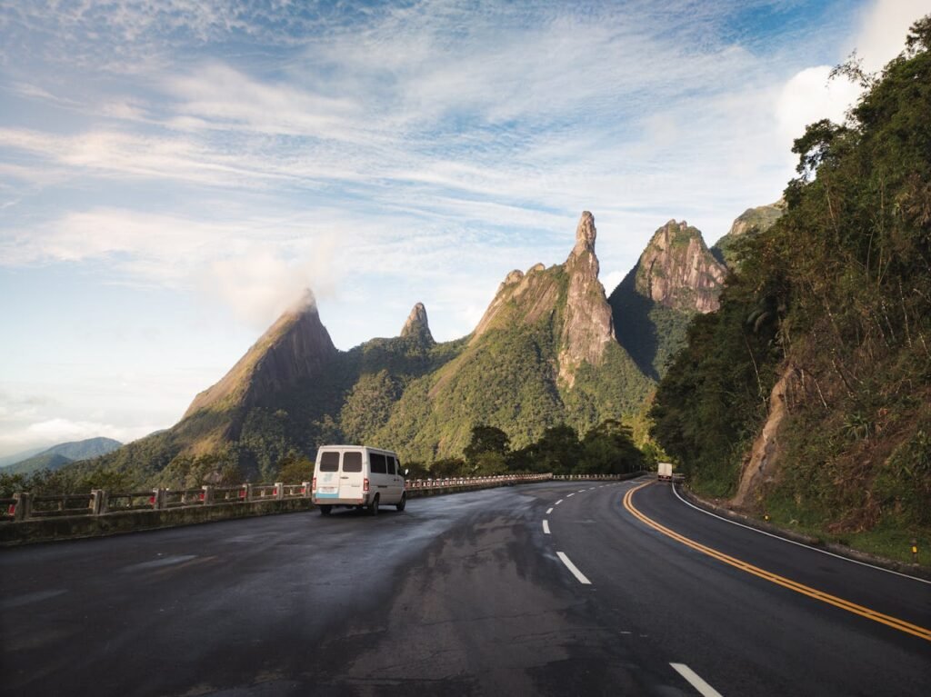 Teresópolis: Guia Completo com as Melhores Atrações e Dicas 5 Estrada que leva a Teresópilis, ao fundo a Serra dos órgãos.