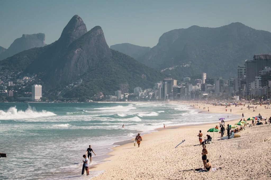 O Que Fazer no Rio de Janeiro? 10 Pontos Turísticos Imperdíveis 4 Praia de Ipanema, Rio de Janeiro, vista para o morro dois irmãos.