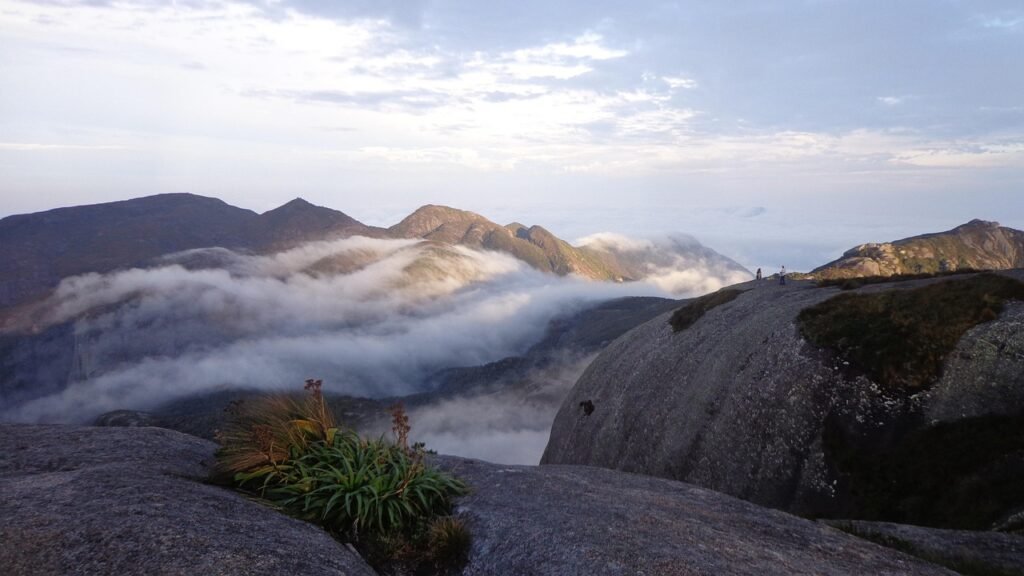 O que fazer em Teresópolis: Guia completo 5 Montanhas com nuvens sobre as pedras.