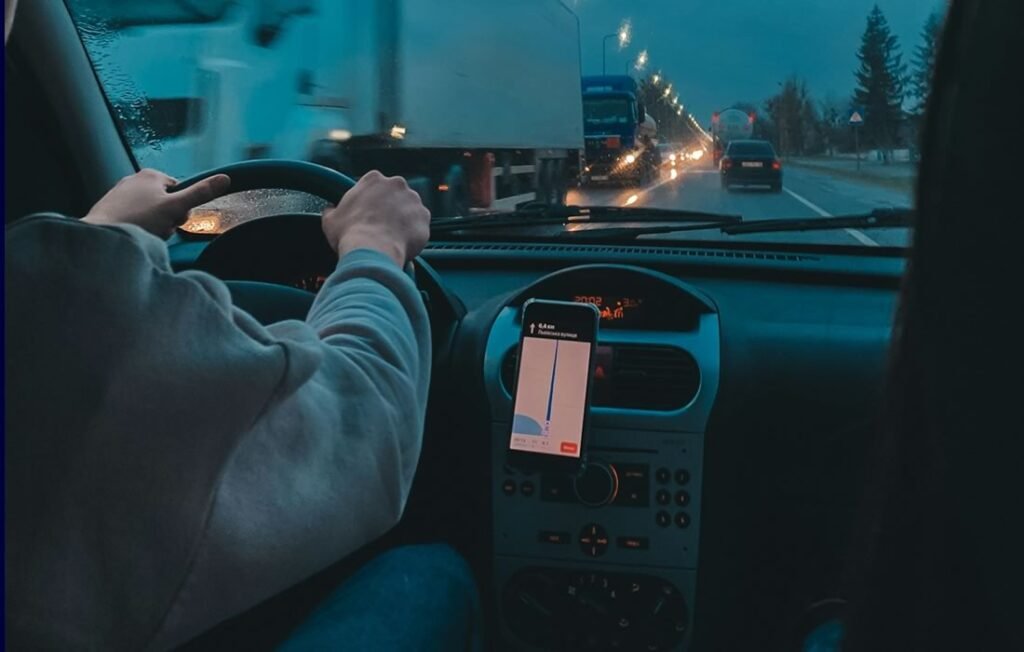 O que fazer em Teresópolis: Guia completo 6 Pessoa dirigindo carro.
