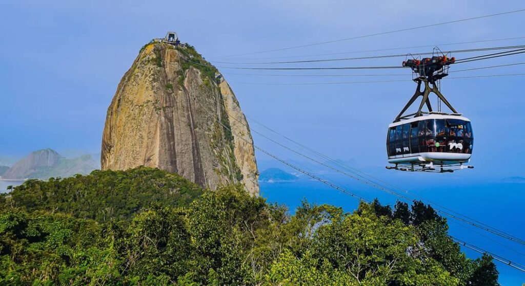 Pão de Açúcar, Rio de Janeiro: Guia Completo 1 Bondinho subindo o morro da Urca.