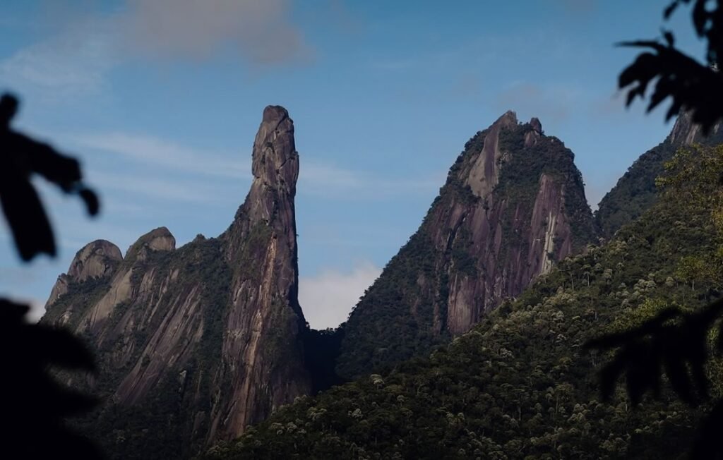 Teresópolis: Guia Completo com as Melhores Atrações e Dicas 2 Serra dos Órgãos, foto em dia nublado.