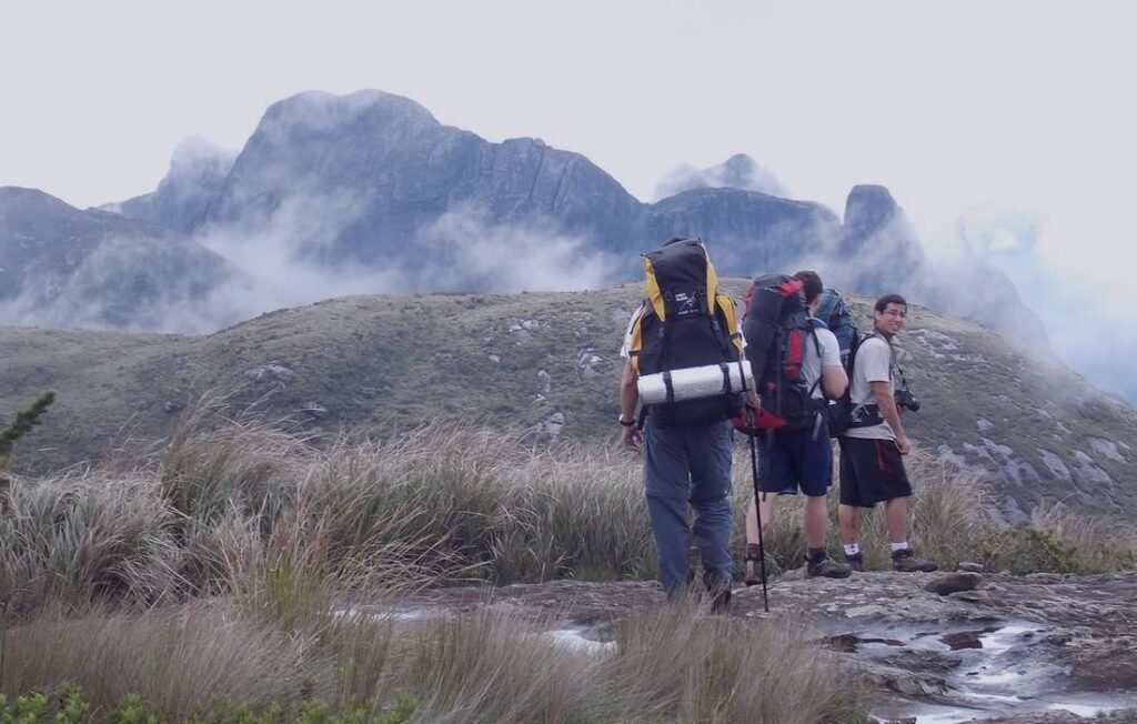 Teresópolis: Guia Completo com as Melhores Atrações e Dicas 3 Foto Trilha na Serra dos Órgãos; Pessoas com equipamentos para trilhas.