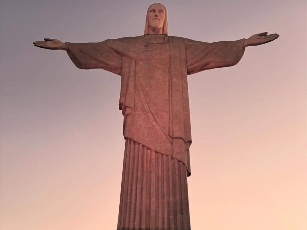 Cristo Redentor no Rio de Janeiro - Guia Completo 1 Estátua do Cristo Redentor Iluminada pelo sol.