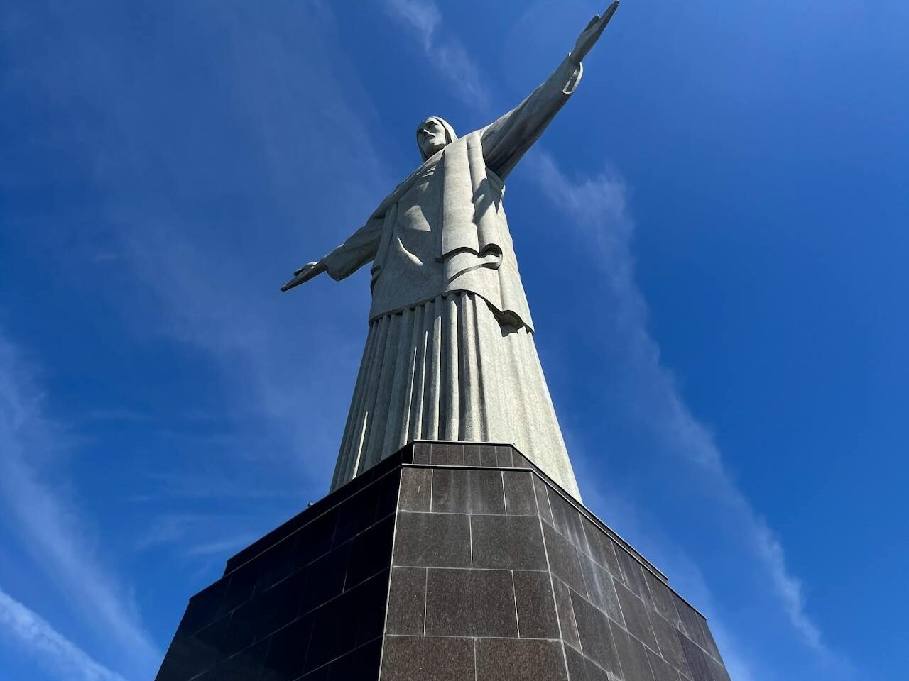 Cristo Redentor no Rio de Janeiro Guia de Viagem 2 Cristo Redentor, Braços Abertos, dia de sol.
