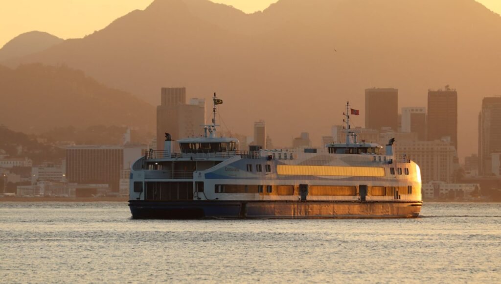 Ilha de Paquetá: Bate-Volta de Barco pela Baía de Guanabara 1 Balsa atravessando a Baía de Guanabara com o Rio de Janeiro ao fundo