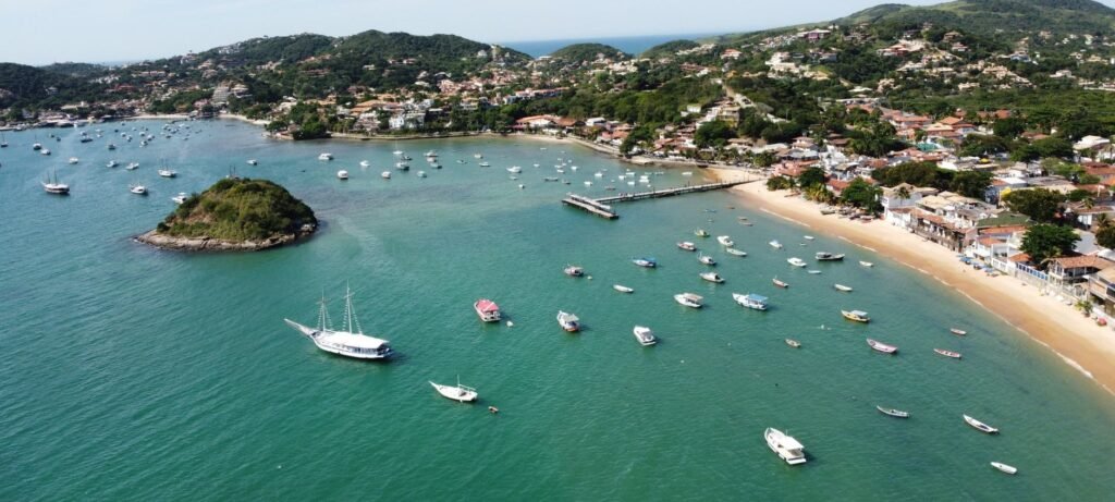 Búzios : Itinéraire Complet pour une Première Visite 8 Vista panorâmica da orla de Armação dos Búzios com casas e mar azul ao fundo