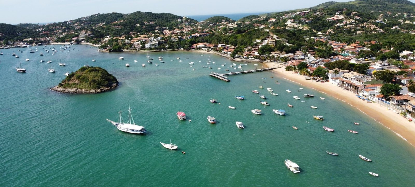 Búzios: Roteiro Completo para Quem Vai pela Primeira Vez 1 Vista panorâmica da orla de Armação dos Búzios com casas e mar azul ao fundo
