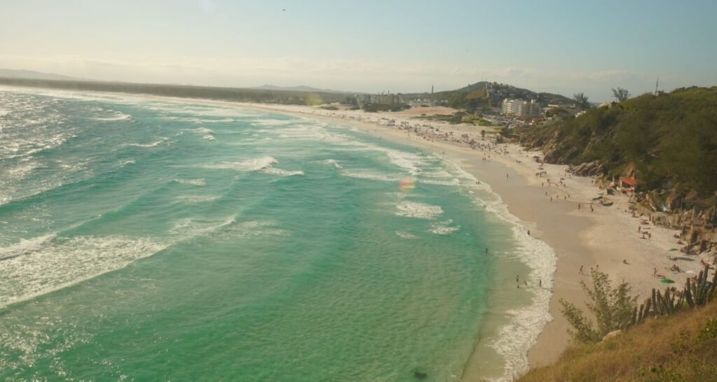 Cabo Frio : que faire, plages et comment s'y rendre depuis Rio 10 Vista da Praia Grande em Cabo Frio, com areia branca e mar azul