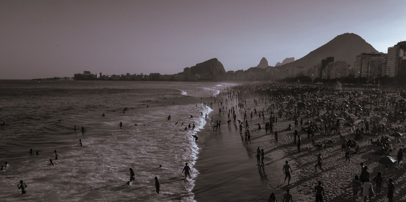 Réveillon à Copacabana 2027 : à quoi s'attendre pour le passage à la nouvelle année 4 Vue aérienne de Copacabana au coucher du soleil avec une foule sur la plage
