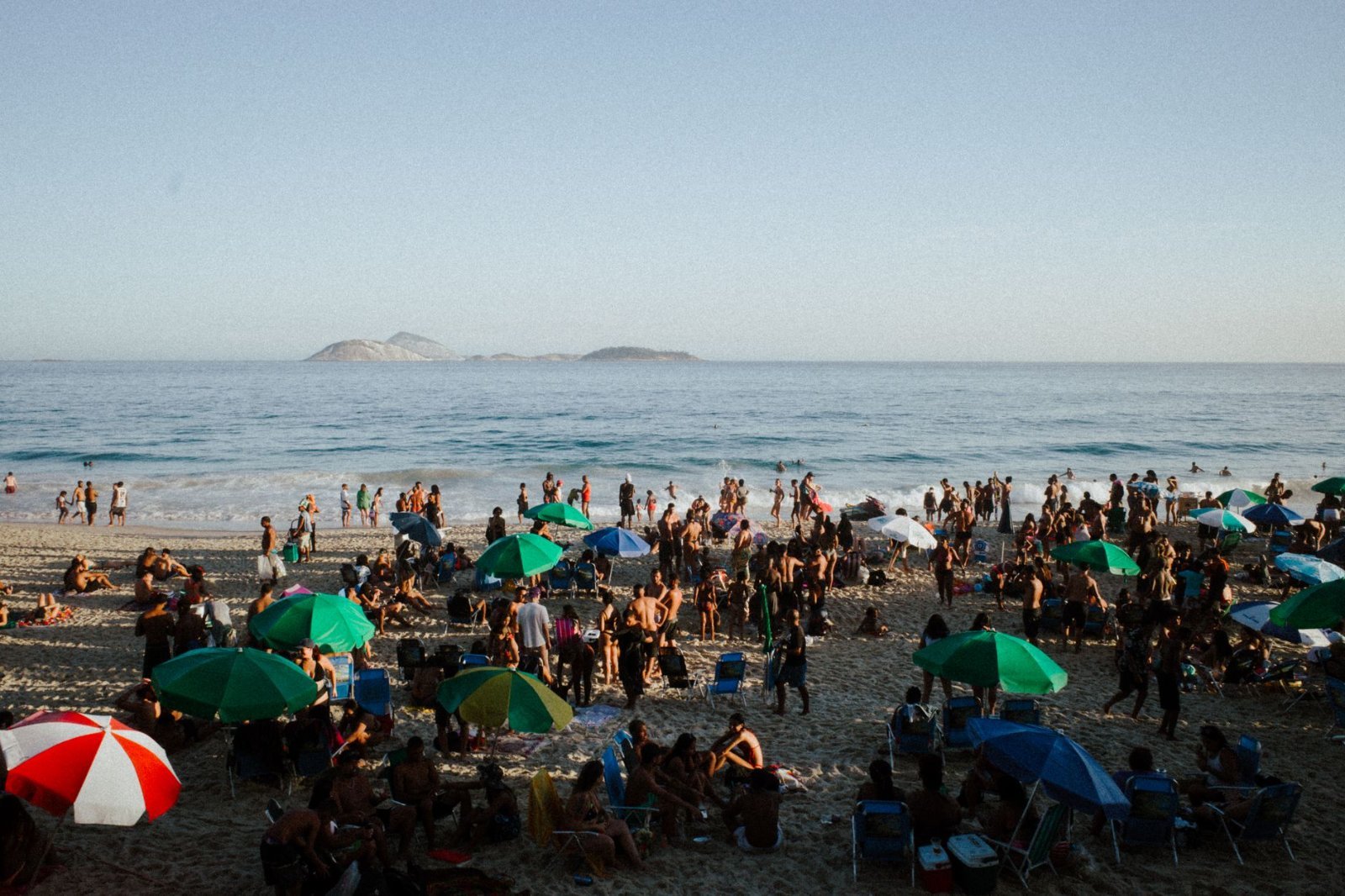 Réveillon à Copacabana 2027 : à quoi s'attendre pour le passage à la nouvelle année 3 Scène de foule sur la plage de Copacabana pendant la journée