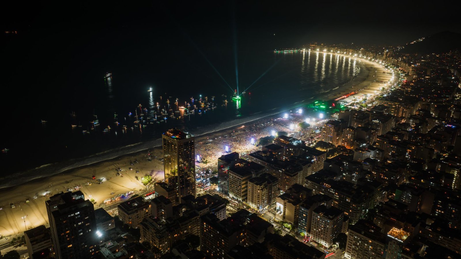 Réveillon à Copacabana 2027 : à quoi s'attendre pour le passage à la nouvelle année 2 Vue aérienne nocturne de Copacabana illuminée