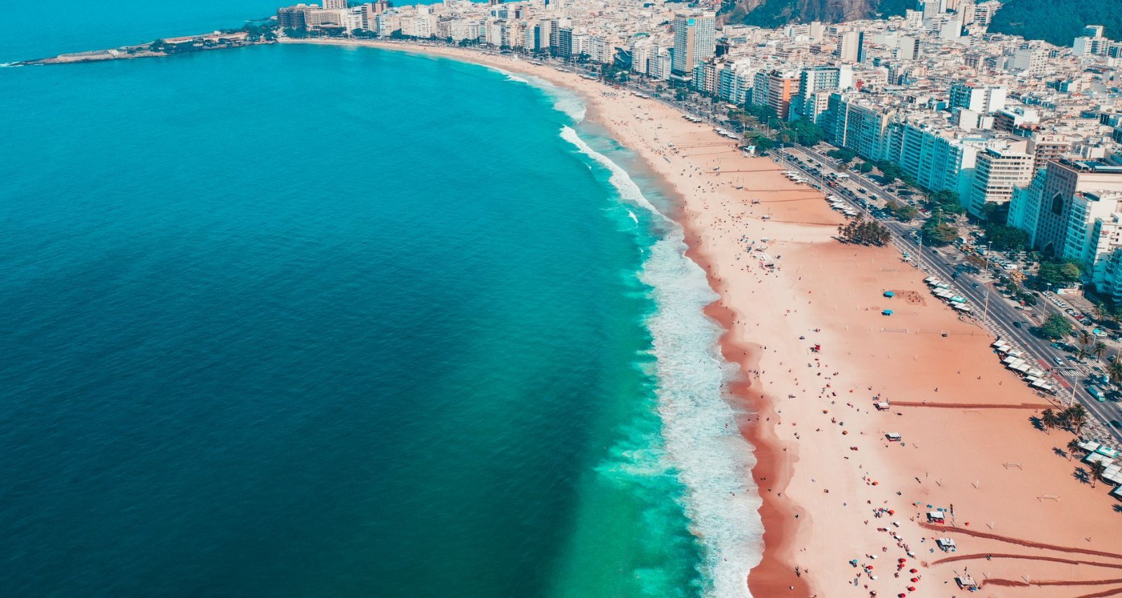 Réveillon à Copacabana 2027 : à quoi s'attendre pour le passage à la nouvelle année 1 Vue aérienne du front de mer de Copacabana au coucher du soleil