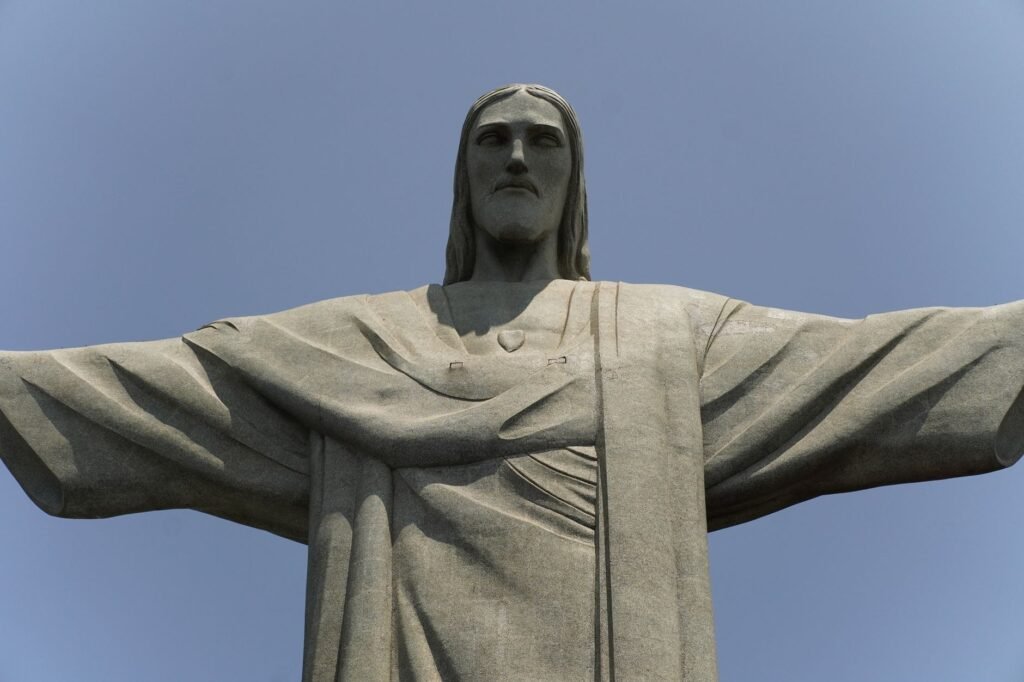 Billets pour le Christ Rédempteur : Prix, Achat et Comment Éviter les Arnaques 2 Estátua do Cristo Redentor com céu azul no Rio de Janeiro