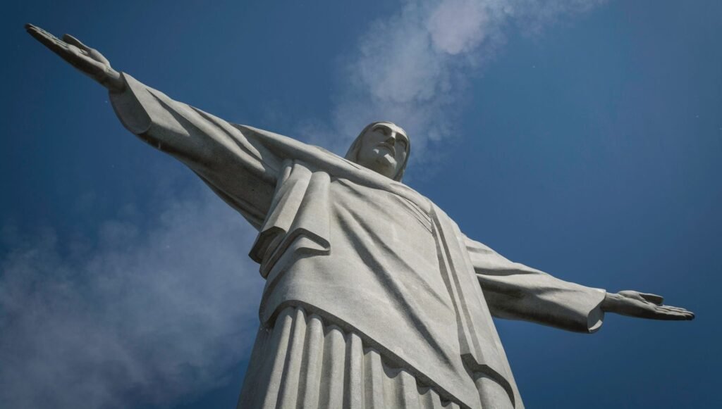 Itinéraire de 3 jours à Rio de Janeiro : l'essentiel 6 Vista aérea do Cristo Redentor no alto do Corcovado com a cidade do Rio de Janeiro ao fundo