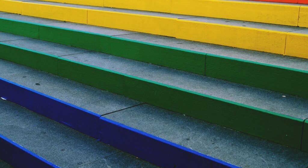 Escadaria Selarón : Guide Complet pour Visiter et Photographier 5 Escadaria Selarón com azulejos coloridos em tons de azul, amarelo e verde no Rio de Janeiro