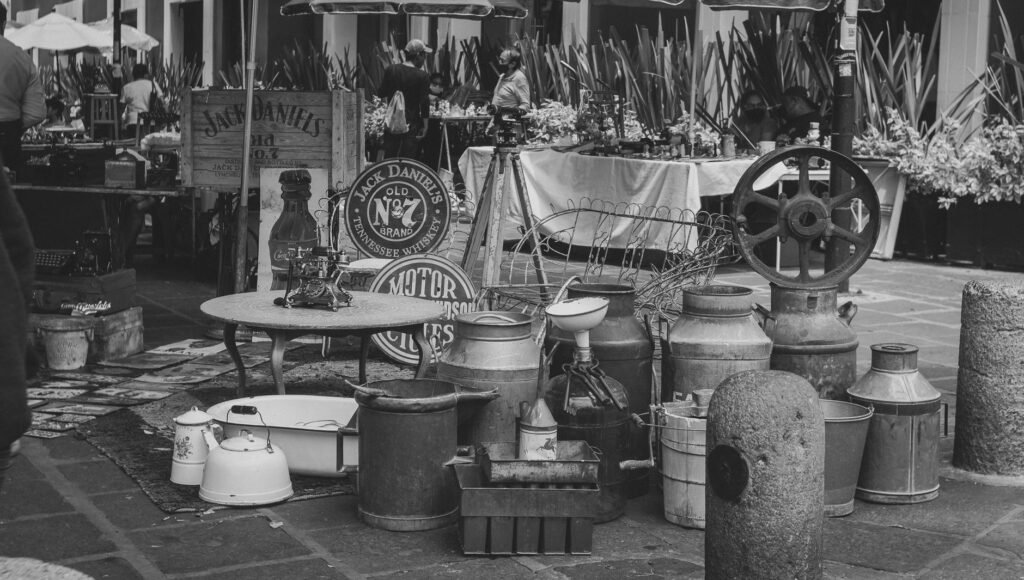 Feira de Antiguidades da Praça XV: o Que Encontrar e Como Aproveitar 1 Barraca de feira de antiguidades com objetos variados, quadros e móveis à venda na Praça XV do Rio de Janeiro