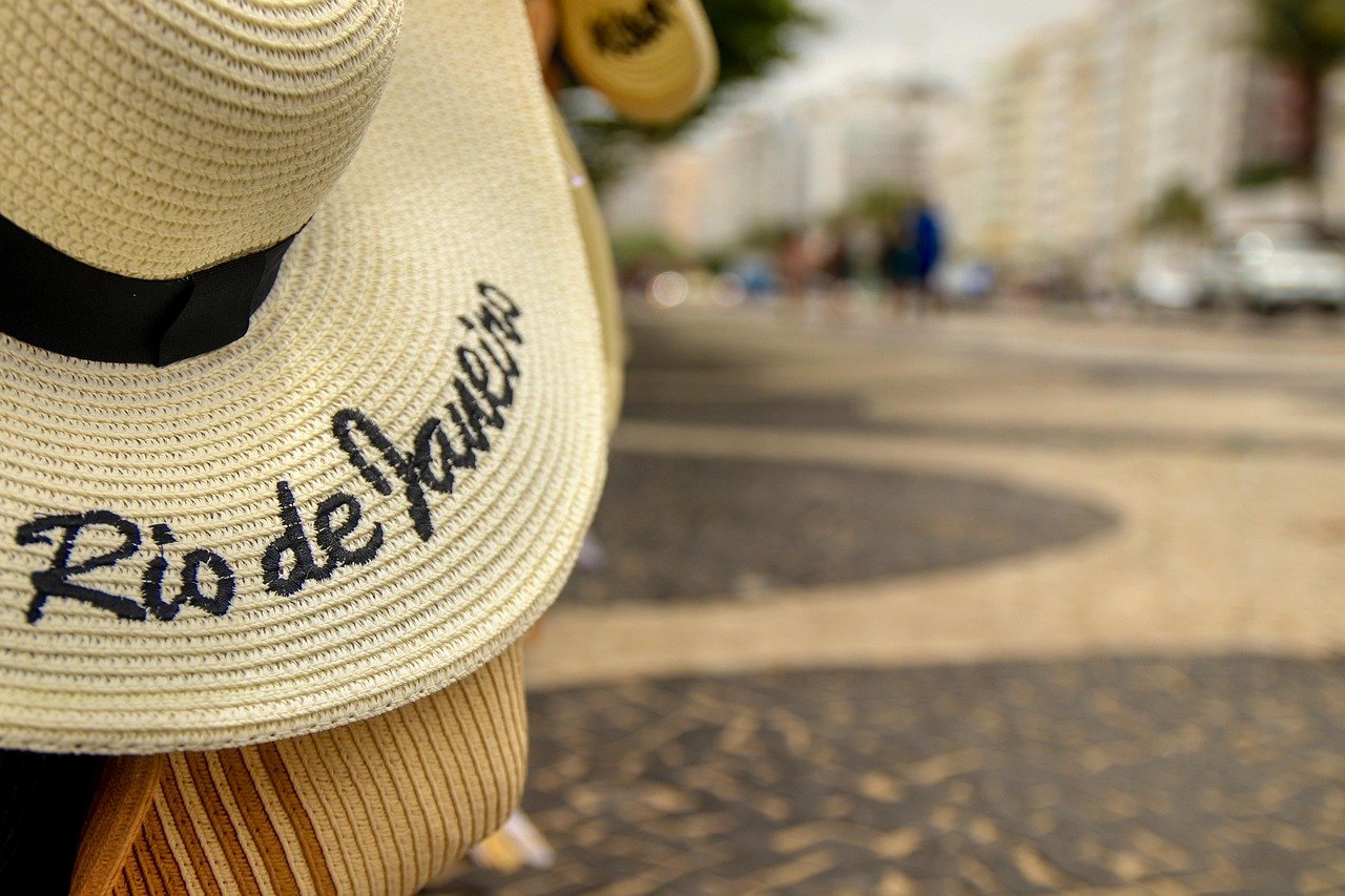 Feria Hippie de Ipanema: Horarios, Consejos y Qué Comprar 1 Feria Hippie de Ipanema - sombreros y souvenirs en puesto callejero en Río de Janeiro