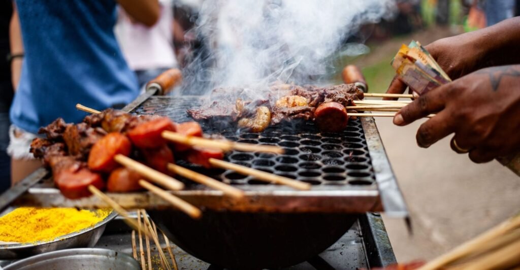 Foire de São Cristóvão : le Nordeste au cœur de Rio 1 Churrasco de rua grelhando na Feira de São Cristóvão, no Rio de Janeiro