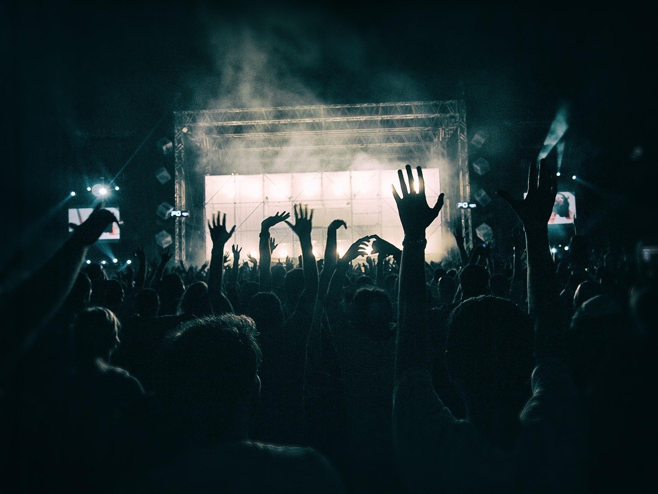 Festival de Invierno Río 2026: cartel, entradas y cómo llegar 2 Público animado en un festival de música al aire libre con luces de colores en el escenario
