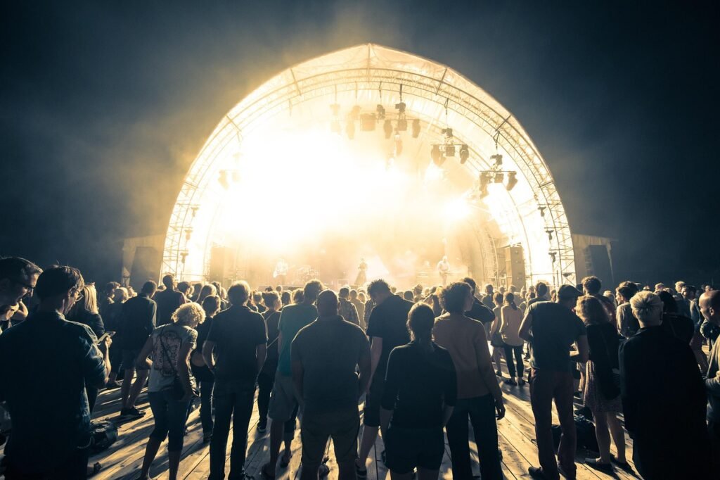 Festival de Inverno Rio 2026: lineup, ingressos e como chegar 6 Show ao ar livre à noite com palco iluminado e plateia em festival de música como o Festival de Inverno Rio