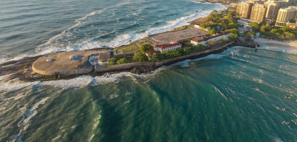 Forte de Copacabana: História, Vista e Museu 1 Vista aérea do Forte de Copacabana com o mar e a praia ao fundo