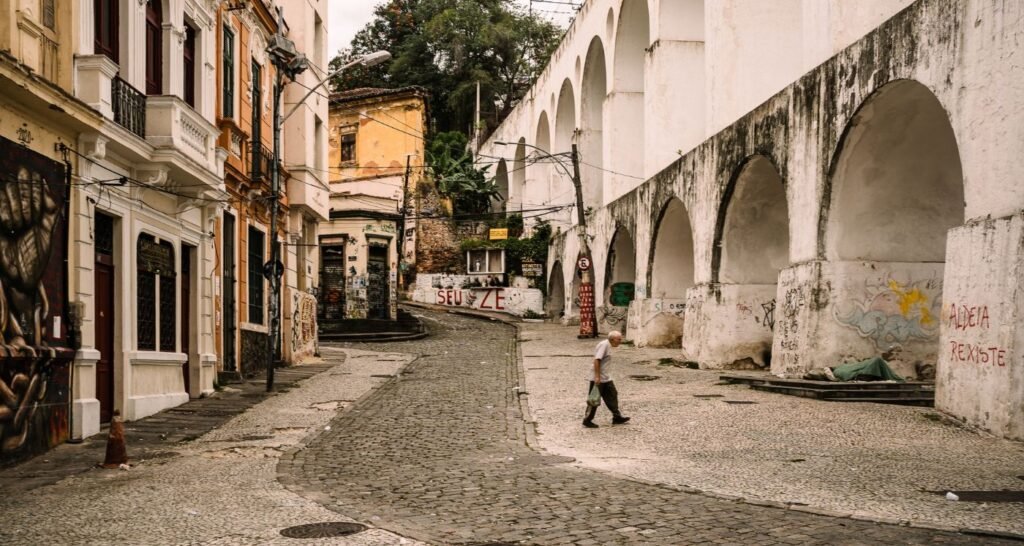 Lapa la nuit : itinéraire dans le quartier bohème le plus célèbre de Rio 8 lapa a noite arcos featured