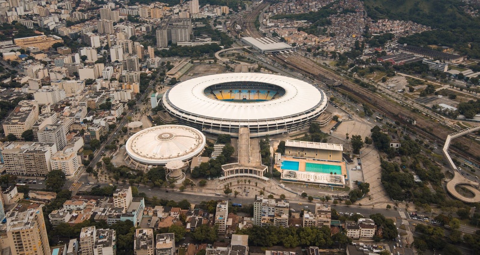 Visite du Maracanã : Fonctionnement, Tarifs et Coulisses 1 Vue aérienne du Maracanã, de forme circulaire, à Rio de Janeiro