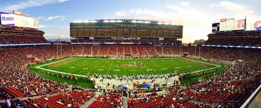 NFL Rio Game 2026: Cowboys x Ravens no Maracanã — ingressos, preços e como chegar 3 Torcida lotando estádio durante jogo esportivo ao vivo
