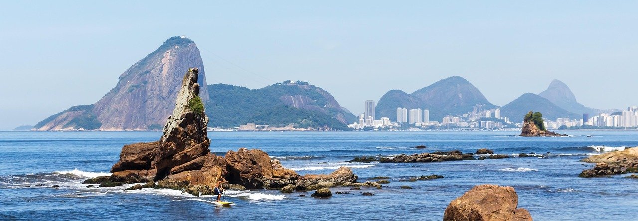 Le Chemin Niemeyer à Niterói : Itinéraire à travers les œuvres d’Oscar Niemeyer 4 Vue panoramique de Niterói avec Icaraí et la mer en arrière-plan