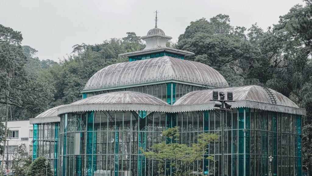 Petrópolis: Palácio Imperial e Bate-Volta a Partir do Rio de Janeiro 2 Palácio de Cristal em Petrópolis, estrutura de ferro e vidro importada da França rodeada de vegetação