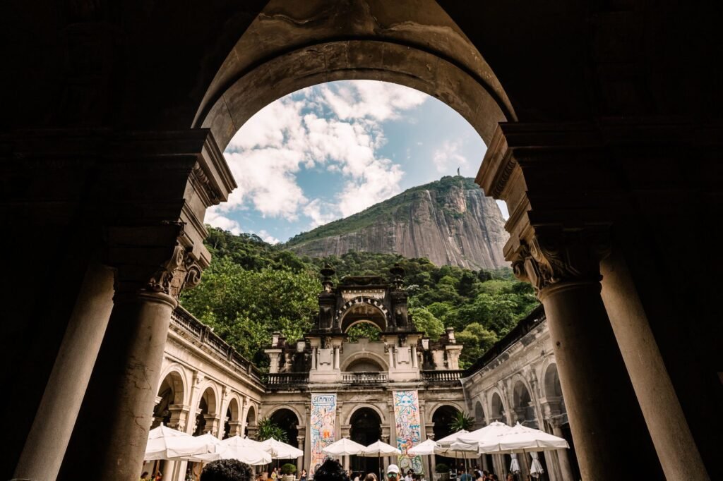 Parque Lage: la Postal a los Pies del Corcovado 5 Vista do pátio histórico do Parque Lage com colunas brancas