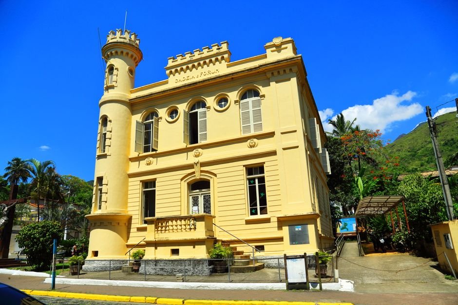 Petrópolis: Bate-Volta Perfeito Saindo do Rio 1 Casarão histórico de fachada amarela em Petrópolis, RJ