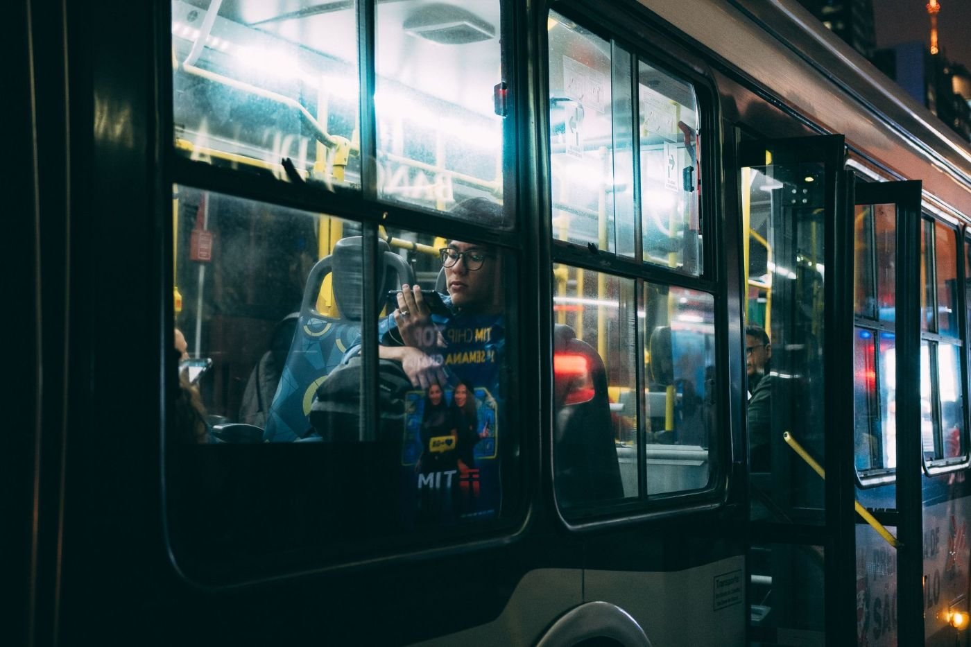Cómo Moverse en Río de Janeiro: Guía de Transporte 2 Pasajeros sentados dentro de un autobús en Brasil