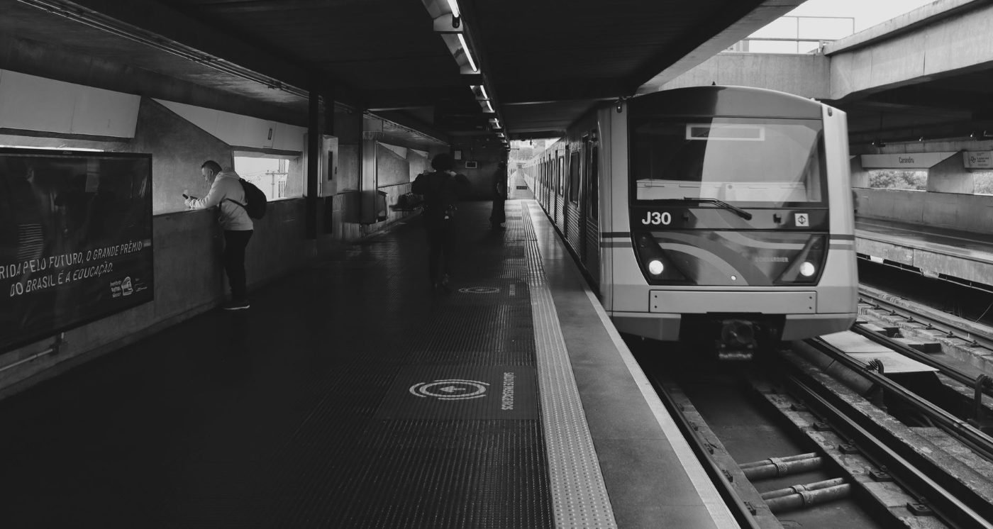 Cómo Moverse en Río de Janeiro: Guía de Transporte 1 Estación de metro con tren acercándose — transporte público en Río de Janeiro