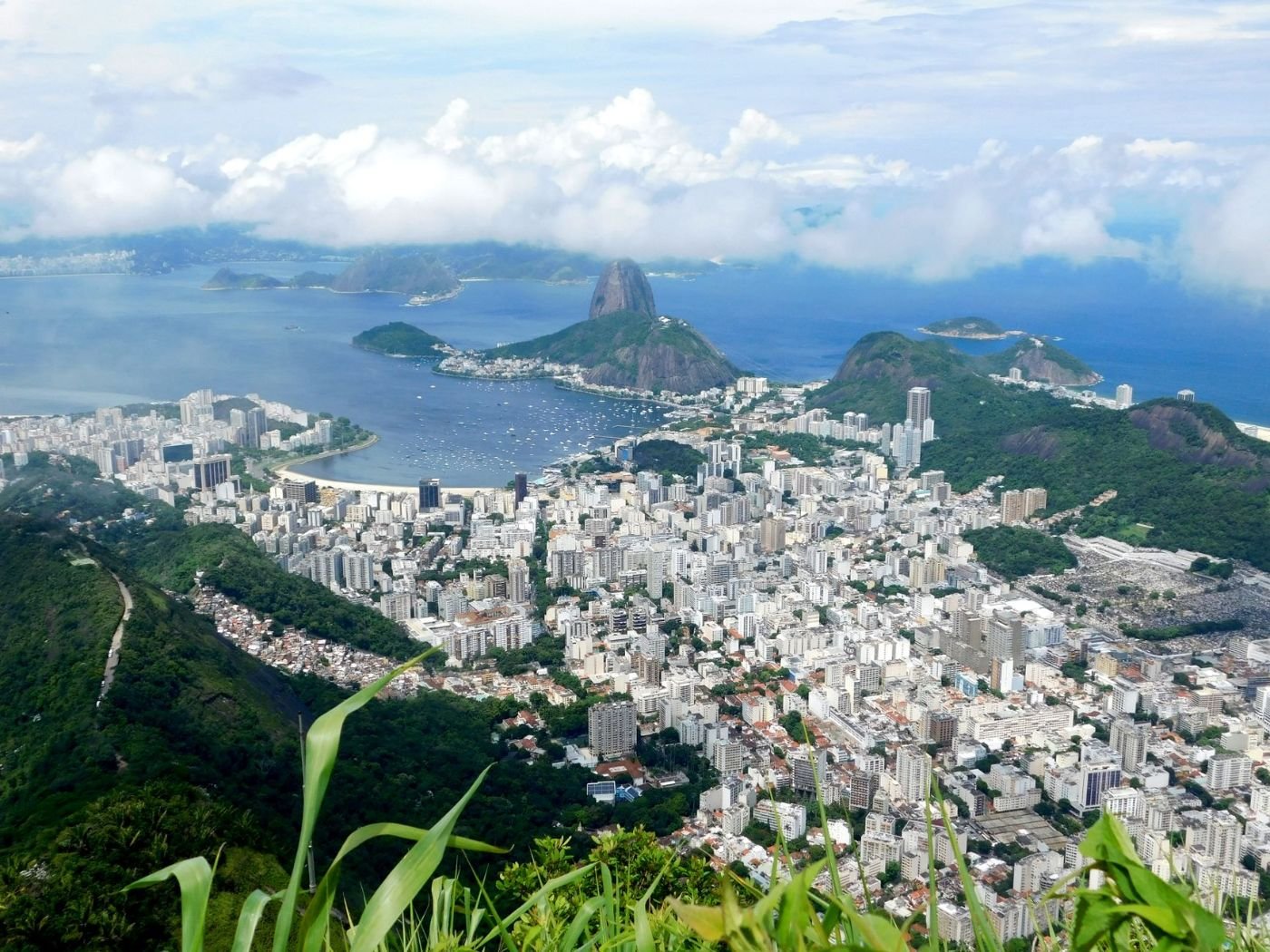 Cómo Moverse en Río de Janeiro: Guía de Transporte 4 Vista aérea de Río de Janeiro con el Pan de Azúcar al fondo