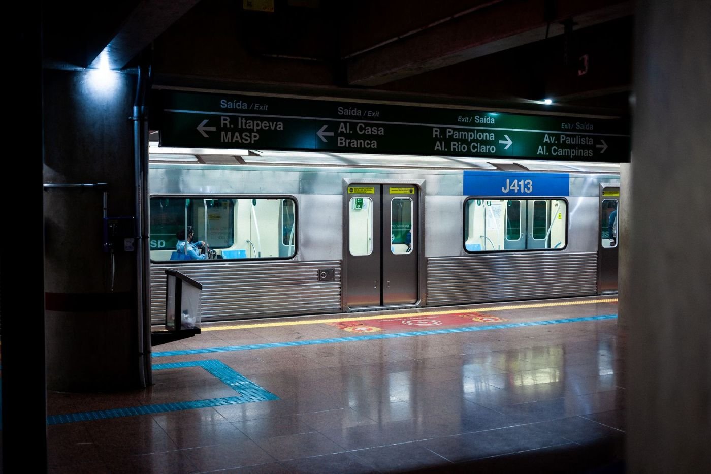 Cómo Moverse en Río de Janeiro: Guía de Transporte 3 Tren parado en estación de metro en Brasil