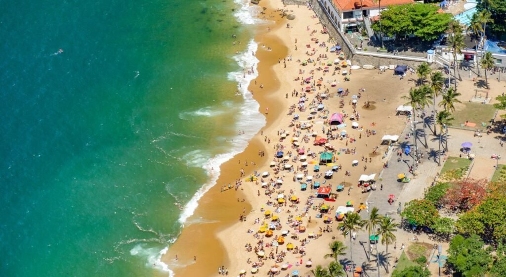 ¿Cuánto Cuesta un Viaje a Río de Janeiro? Presupuesto Completo 12 Vista aérea da Praia de Ipanema com banhistas e o mar azul do Rio de Janeiro