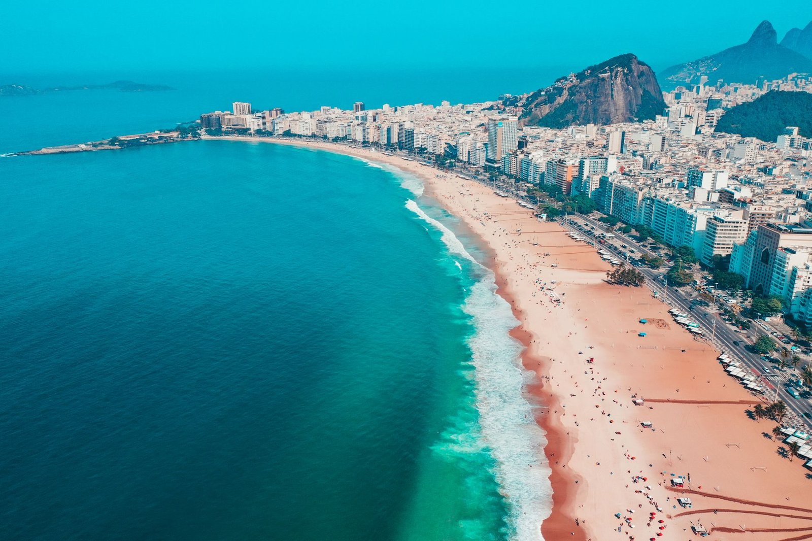 Forte de Copacabana: História, Vista e Museu 4 Vista aérea da Praia de Copacabana com orla e prédios ao fundo