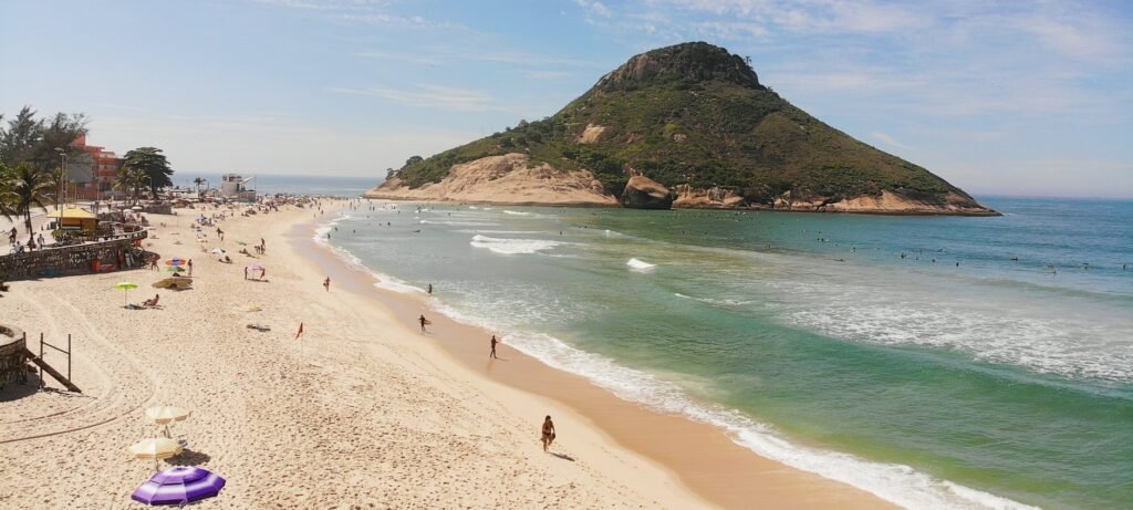 Praia do Recreio : la plage familiale de la zone ouest de Rio 7 Vista aérea da Praia do Recreio dos Bandeirantes com pessoas na areia