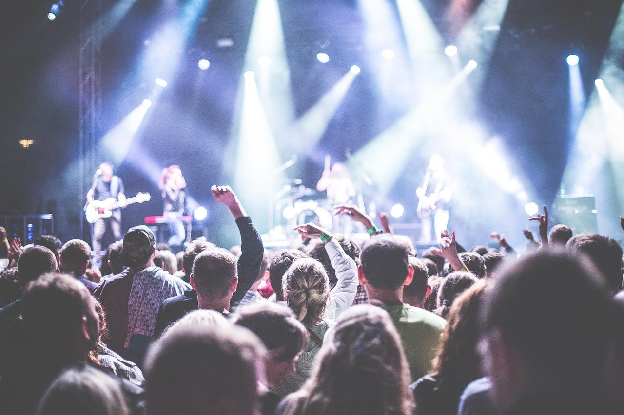 Rock in Rio 2026: fechas, cartel, entradas y cómo llegar 2 Banda en el escenario con público celebrando en un concierto de música en vivo al estilo Rock in Rio