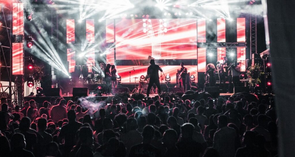 Rock in Rio 2026 : Guide Complet pour Profiter du Festival 2 Show de música ao vivo com multidão e luzes coloridas no palco, clima de festival de rock