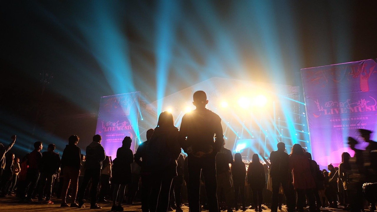 Rock in Rio 2026: fechas, cartel, entradas y cómo llegar 1 Siluetas de público frente al escenario iluminado en un festival de música, como el Rock in Rio