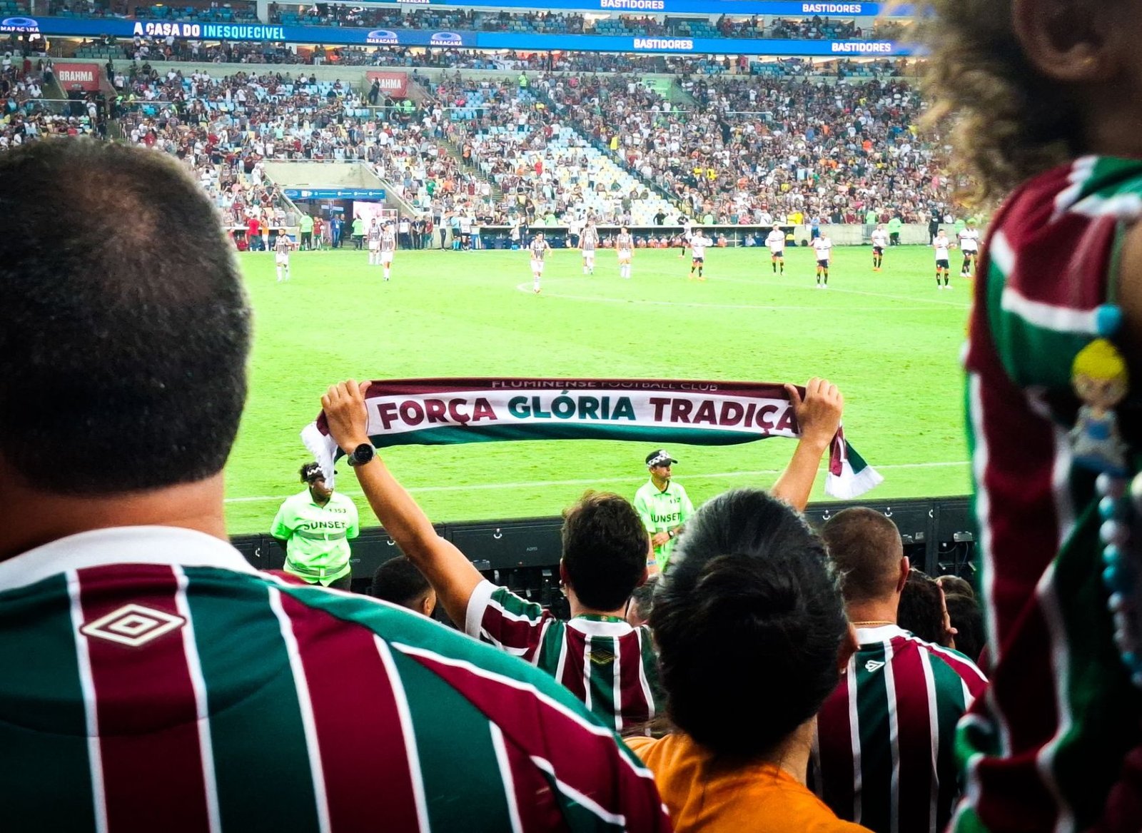 Visite du Maracanã : Fonctionnement, Tarifs et Coulisses 4 Supporters de Fluminense lors d'un match au Maracanã