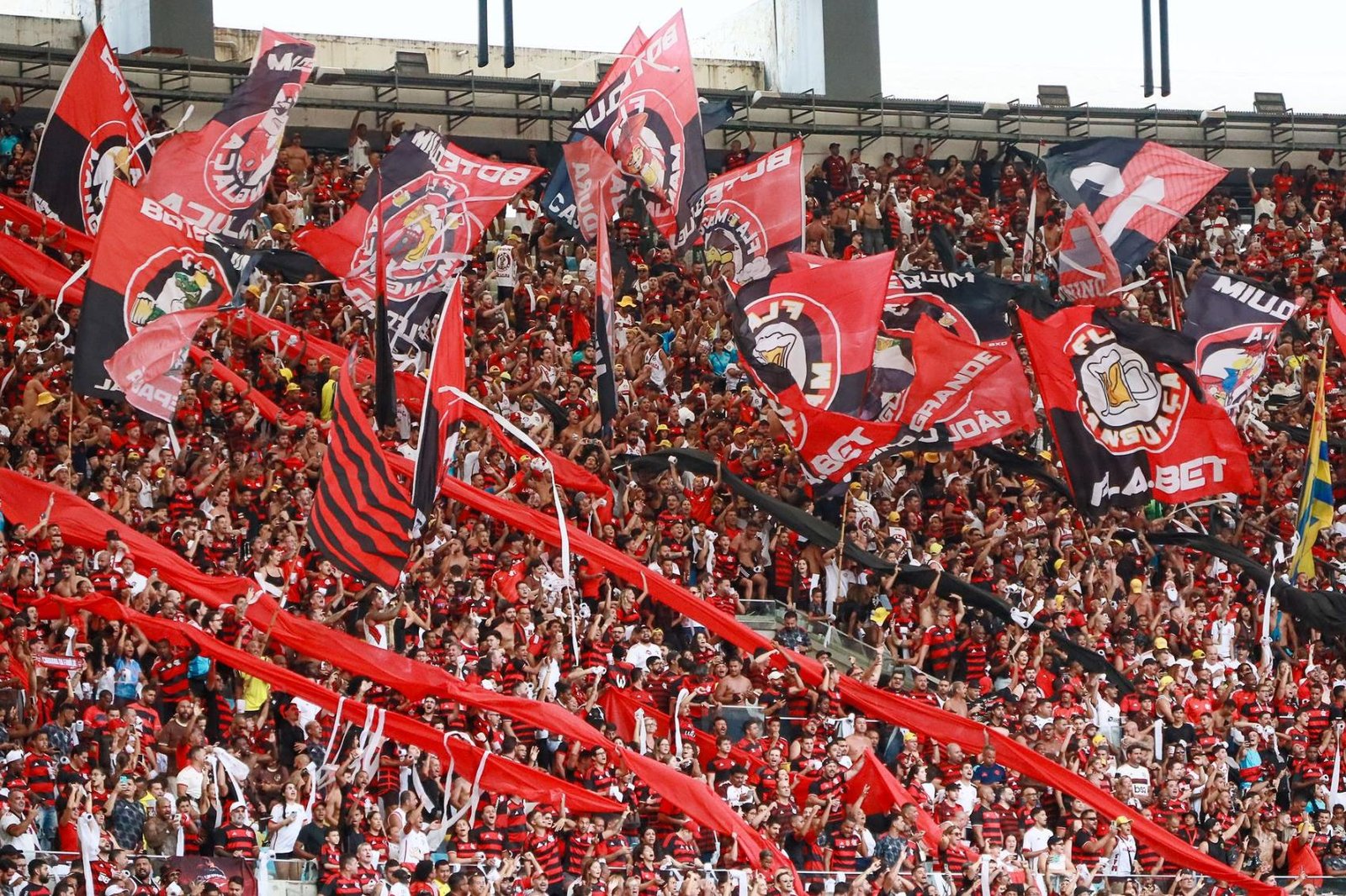 Visite du Maracanã : Fonctionnement, Tarifs et Coulisses 3 Supporters avec des drapeaux lors d'un match au Maracanã