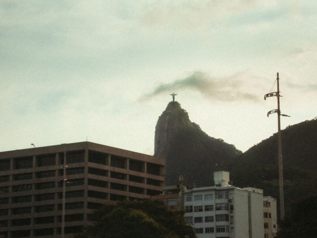 Cómo Llegar al Cristo Redentor: Tren, Van y a Pie — Comparativa Completa 1 Trem do Corcovado subindo em direção ao Cristo Redentor no Rio de Janeiro