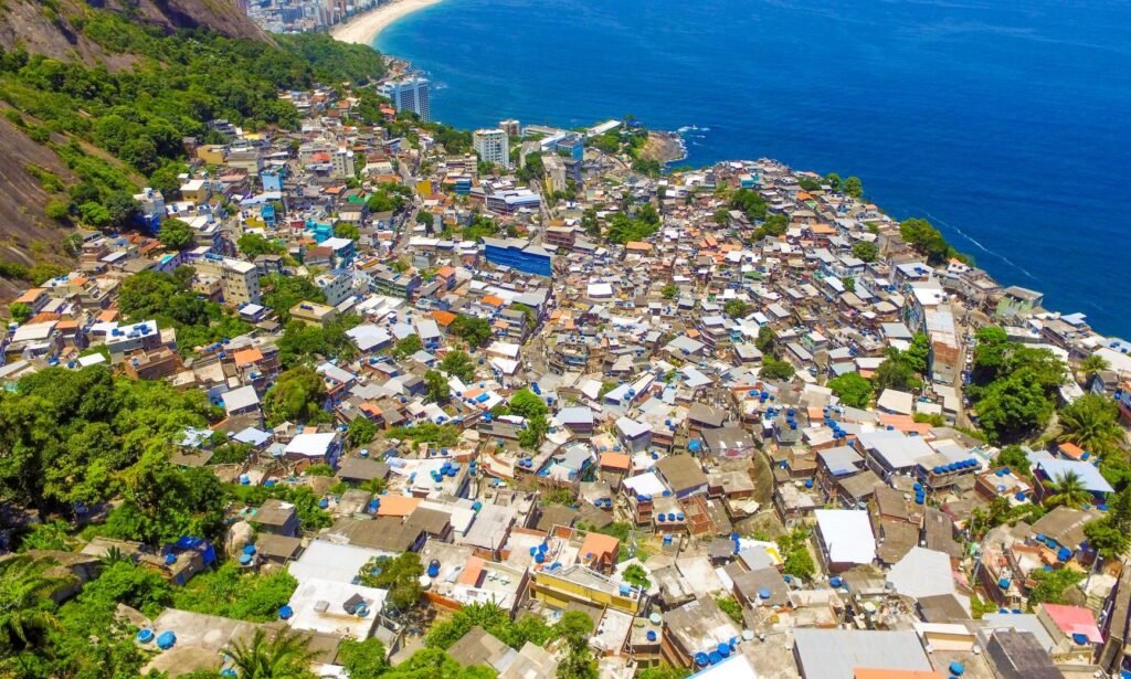 Vidigal : le point de vue le plus cool de la zone sud de Rio 6 Vista aérea da comunidade do Vidigal com o mar ao fundo