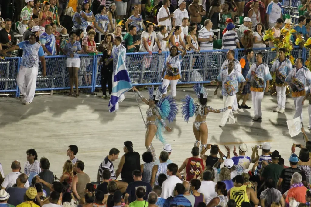 Carnaval Rio 2027: datas, ingressos e camarotes na Sapucaí 7 Passistas na pista do Sambódromo durante desfile