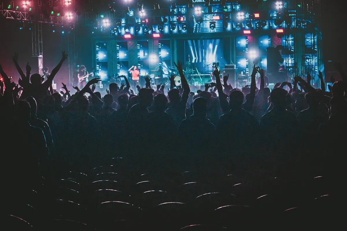 Lollapalooza 2027: guia para sair do Rio e chegar bem 1 Público diante de palco iluminado em festival