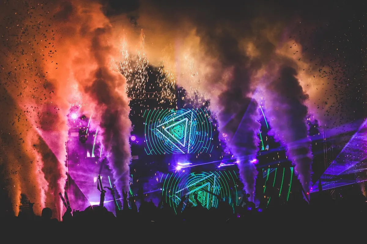 Lollapalooza 2027: guia para sair do Rio e chegar bem 3 Palco de festival com fumaça e iluminação colorida